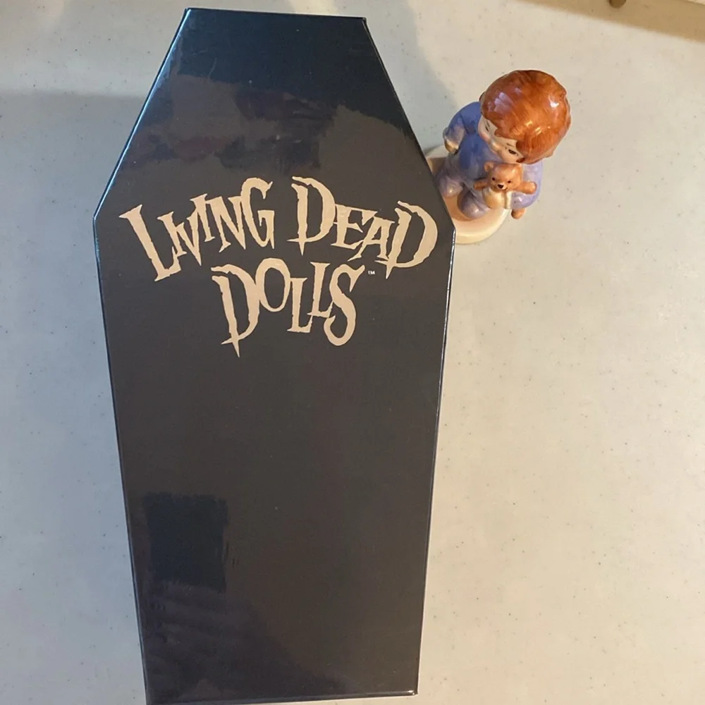 Living Dead Dolls ONYX Series 28 Sweet 16 Party